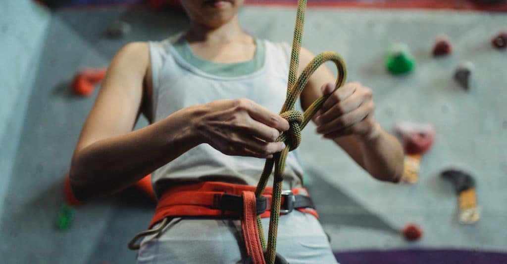 strong-alpinist-tying-knot-on-rope-for-climbing-1